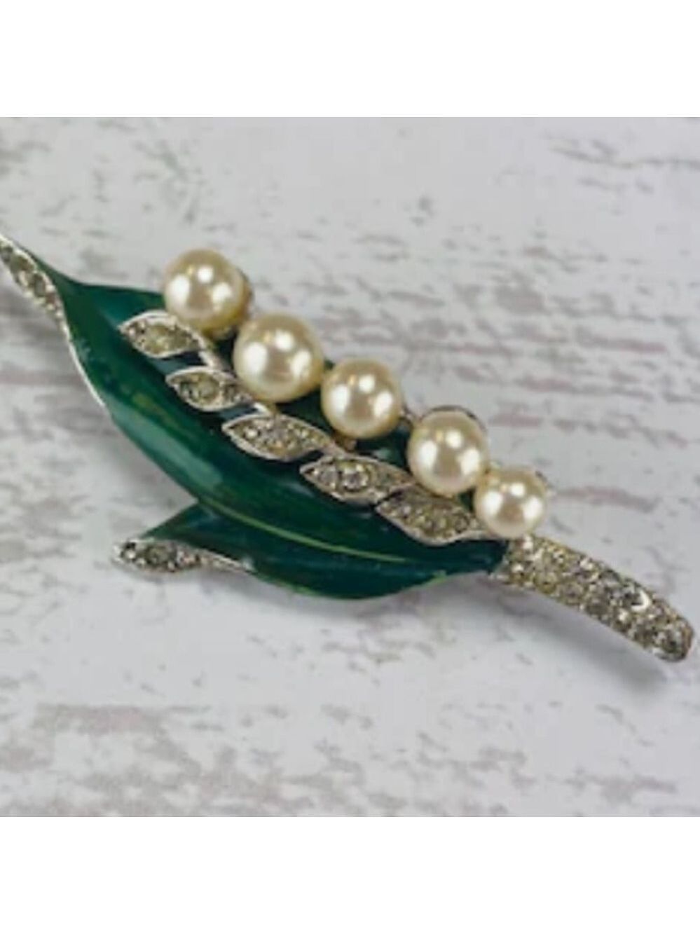 Elegant Vintage Gold and Green Brooch. Enameled gems and pearls.